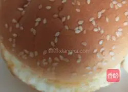 Illustration of how to make egg and avocado burger 4