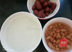 Illustration of how to make red dates and peanut glutinous rice porridge 1
