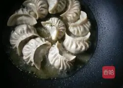 Illustration of how to make pot sticker dumplings 14
