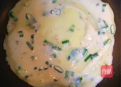 Illustration of how to make shredded potato burritos 3