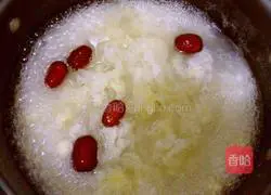 Illustration of how to make glutinous rice, white fungus and lotus seed porridge 4