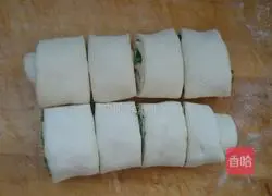 Illustration of how to make green onion flower rolls 5