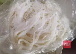 Illustration of how to make pork offal soup and rice noodles 2