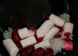 Illustration of how to make yam, red dates and wolfberry porridge 4