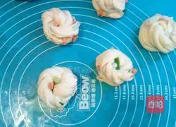 Illustration of how to make scallion, ham and sausage rolls 11