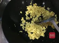 Illustration of how to make leek and egg spring rolls 4