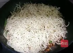 Illustration of how to make braised beans and noodles 8