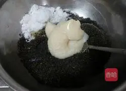 Illustration of how to make Lantern Festival with black sesame filling 2