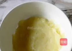 Illustration of how to make triangular vegetable and potato rice balls 2