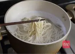 Illustration of how to make cold noodles with shredded chicken and sesame sauce 6