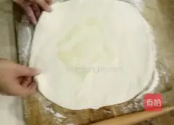 Illustration of how to make scallion rolls 4