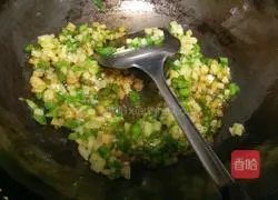 Illustration of how to make shrimp and cheese colorful baked rice 6