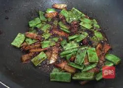 Illustration of how to make braised noodles with soy sauce beans 8