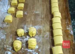 Pumpkin flower roll Illustration of how to do it 6