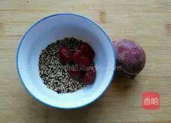 Illustration of three-color quinoa and purple sweet potato porridge 1