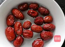 Illustration of how to make red dates and black rice porridge 2