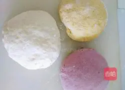 Illustration of how to make colorful flower rolls 4