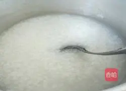 Illustration of how to make lean meat porridge 2