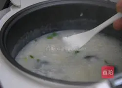 Illustration of how to make preserved egg and lean meat porridge 9