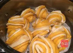 Illustration of how to make two-color flower rolls 20