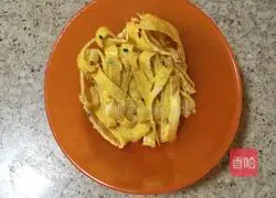 Illustration of how to make cold egg shredded noodles 2