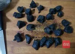 Illustration of how to make Lantern Festival with black sesame filling 4