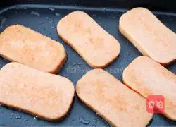 Illustration of how to make luncheon meat rice balls 5