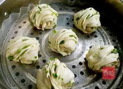 Illustration of how to make scallion rolls 19