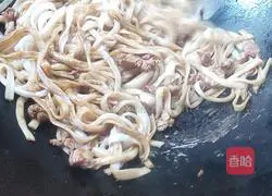 Illustration of how to make fried rice noodles with lean meat 6