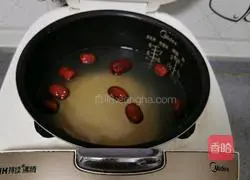Illustration of how to make lotus seed, red dates and millet porridge 5