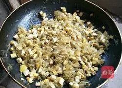 Illustration of how to make vegetarian pot stickers 4