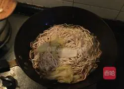 Illustration of how to braise pork ribs and noodles in iron pot 8