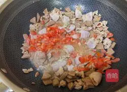 Illustration of how to make pork offal soup and rice noodles 12