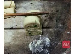 Illustration of how to make salt and pepper rolls 4