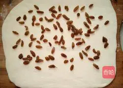 Illustration of how to make raisin flower rolls 1