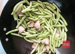 Stewed noodles with green beans Practice illustration 3