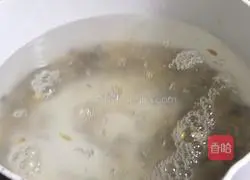 Illustration of how to make lotus root and grain porridge 2