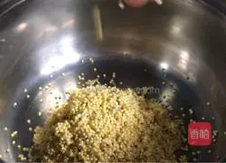 Illustration of how to make pumpkin flower rock sugar millet porridge 1