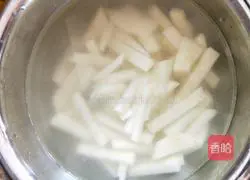 Illustration of how to make braised noodles with garlic and sprouts in iron pot 1