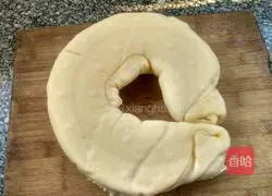 Illustration of how to make red oil flower rolls 12