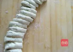 Illustration of how to make milk-flavored flower rolls 4