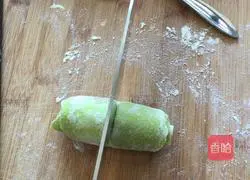 Illustration of how to make green rose rolls 15