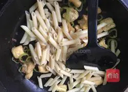 Illustration of how to make Italian inclined tube noodles with soaked anchovies and beans 4