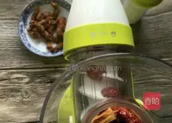 Illustration of how to make red date and egg cake 1