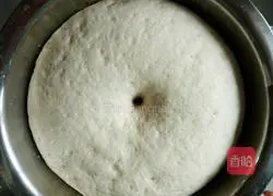 Illustration of how to make salt and pepper flower rolls 1