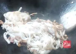 Illustration of how to make fried rice noodles with lean meat 5