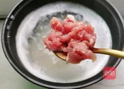 Preserved egg Illustration of how to make lean meat porridge 4