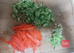 Illustration of making cold noodles with shredded chicken 3