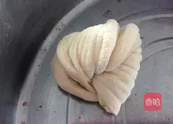 Illustration of how to make scallion rolls 9