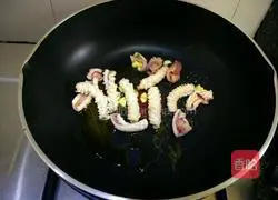 Illustration of how to make squid claypot rice 5